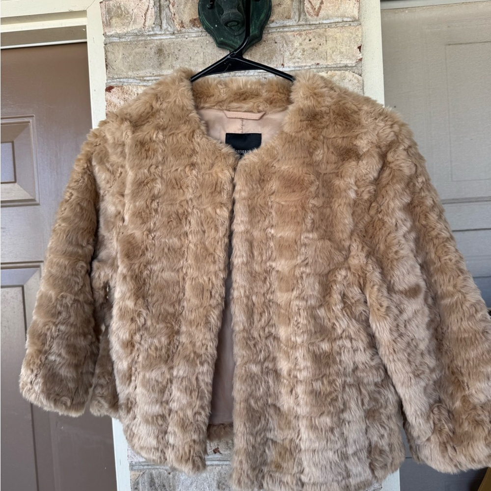 Chic Faux Fur Jacket in Tan